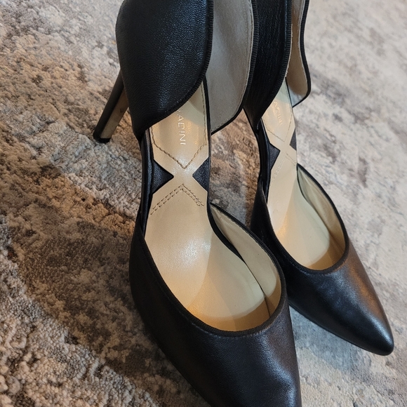 Adrienne Vittadini classic black pumps - Picture 2 of 6